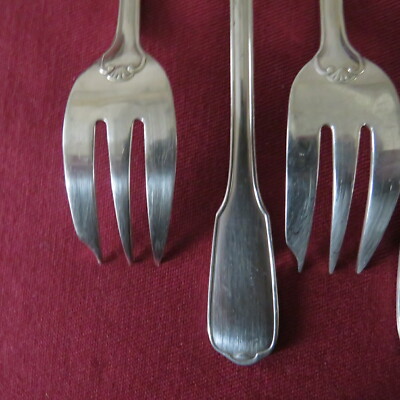 12 Fourchettes Et Pelle à Gâteaux En Métal Argenté - Orfèvre P.P - Motif Filet/coquille - Occasion