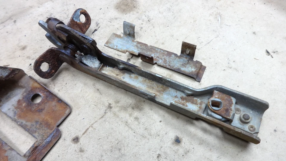 1955 1956 年 1957 年雪佛兰 TRUNK 盖锁/闩锁释放盖原装 GM 57 庞蒂亚克 — 第 3/4 张图片