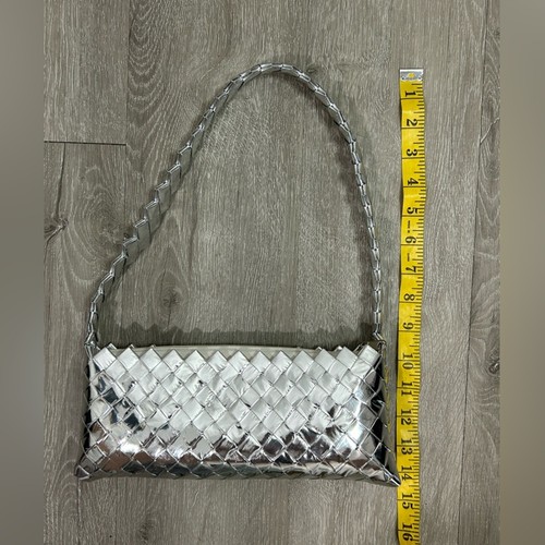 Handarbeit - Klebeband Tasche - Metallic - Schulter - Reißverschluss - silber glänzend futuristisch - Bild 3 von 14