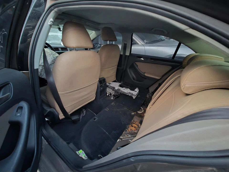 Protector térmico de escape VW Jetta 2011-2015 usado OEM 5K0825635 Foto 3 de 4