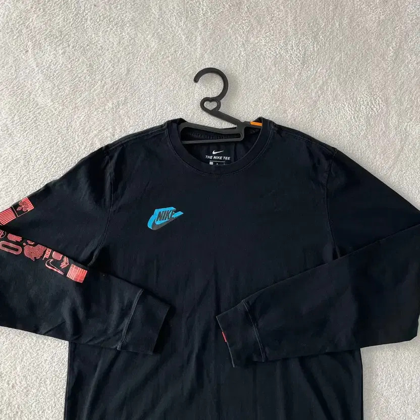 Nike Long Sleeve Swoosh World Wide - Size L, Black, Lightly Used thumbnail 3