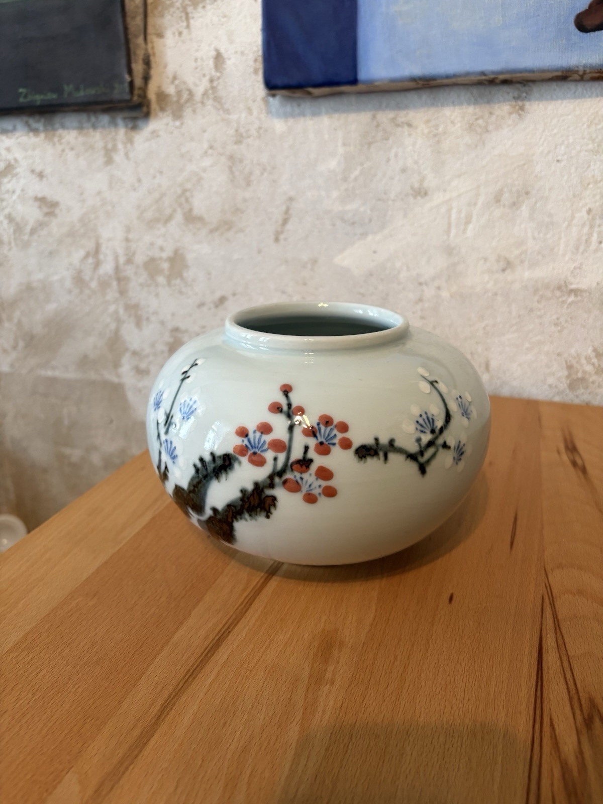 Kleine asiatische Porzellanvase – Handbemalte Blumen, Signatur am Boden