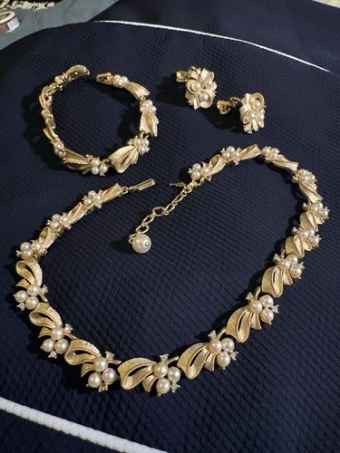 Trifari Vintage Gold Tone Imitation Pearl Rhinestone Jewelry Set