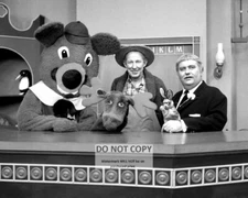 "CAPTAIN KANGAROO" CAST 1960s ERA BOB KEESHAN - 8X10 PUBLICITY PHOTO (EP-137)