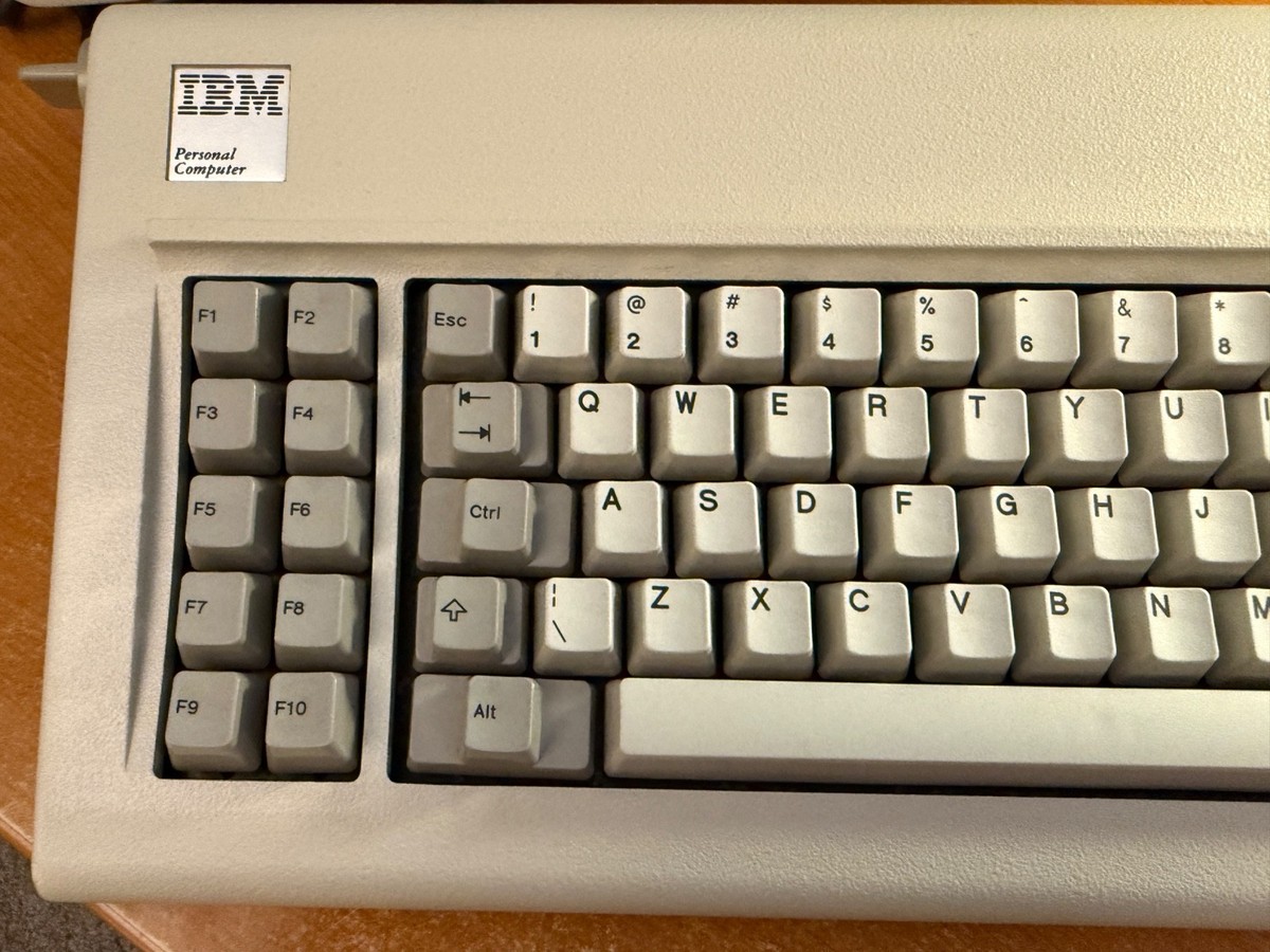 もちょページ Vintage IBM 5160 XT - Loaded with 640K, HD, 5151 MDA, and Keyboard