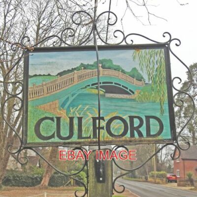 FOTO CULFORD DORFSCHILD (BRÜCKE) CULFORD HALL IST AUF EINER SEITE UND TH