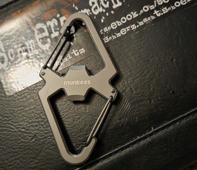 MUNKEES  Doppel-Karabiner-Schlüsselanhänger/Flaschenöffner/Outdoor/Gaget/neu 