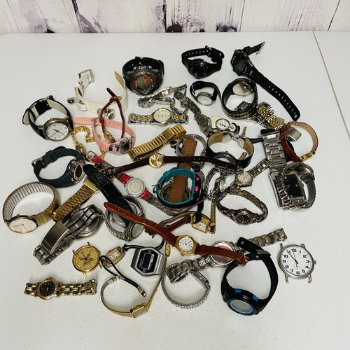 50 Uhren gemischt sortiert Lot Timex Guess Waltham Seiko Gold Silber über 4 Pfund