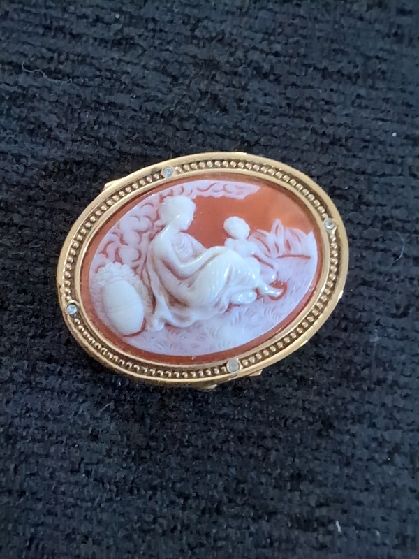 Estee Lauder Gold Tone Cameo "Mother And Child" Youth Dew Solid Perfume Compact