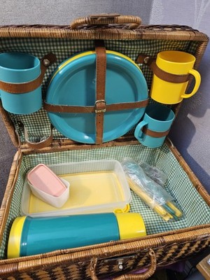 Großer Picknickkorb aus geflochtenem Weidengeflecht grün Gingham gefüttert mit Inhalt für 4 Personen