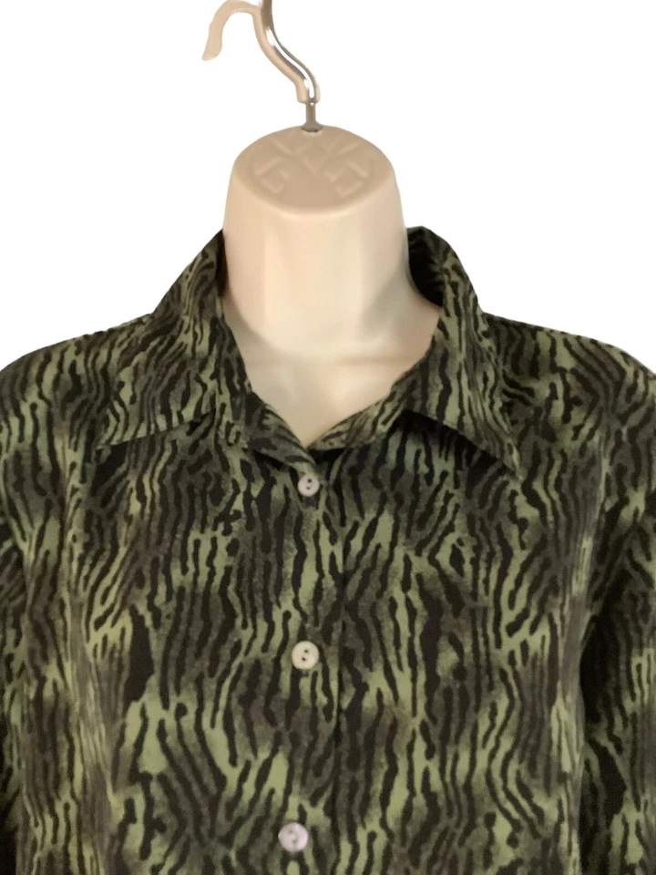 Camisa para mujer Liz Baker con estampado animal verde negra manga larga abotonada talla 12 Foto 2 de 4