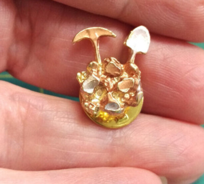 Shovel & Pick with gold nuggets pin - Nice prospector gold copper silver pinback