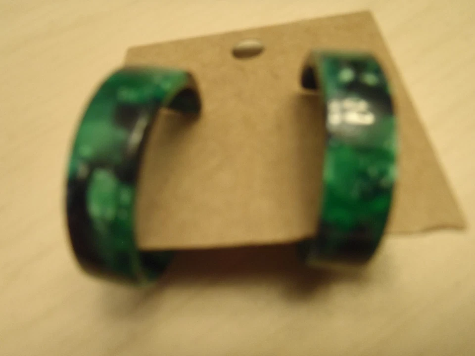 Серьги-кольца с голубым и зеленым люцитом - Изображение 2 из 3