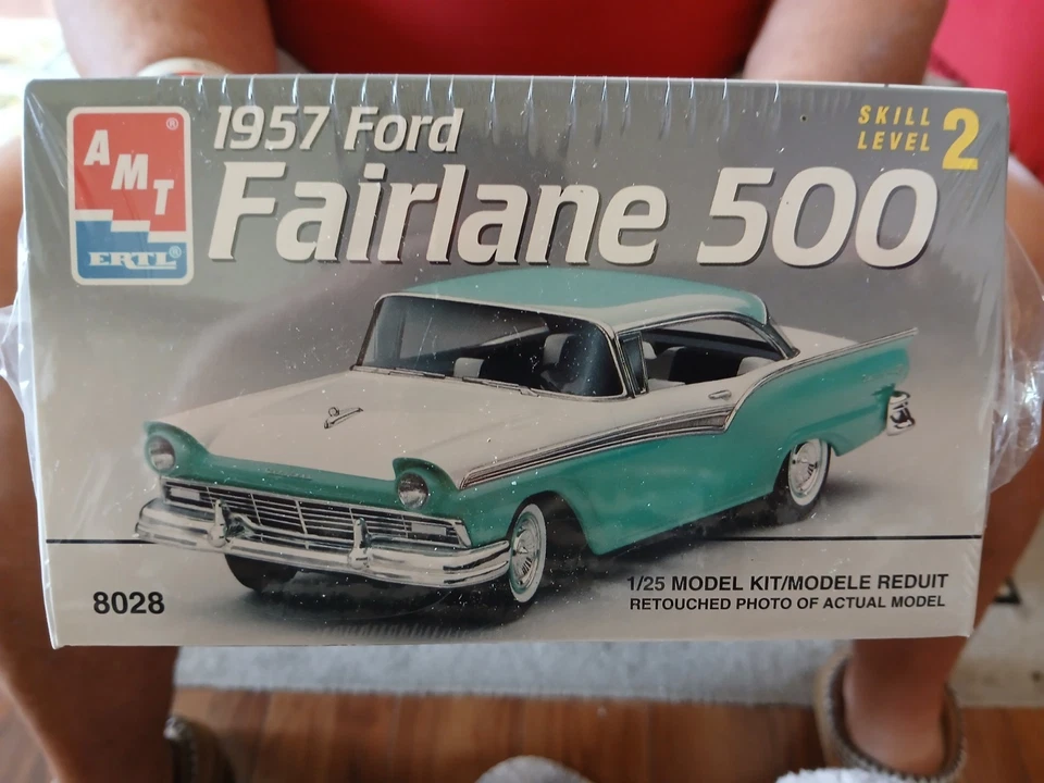New Sealed 1/25 " 1957 FORD FAIRLANE 500 " 2 n 1 options AMT/ERTL Model # 8028 - Image 3 of 4