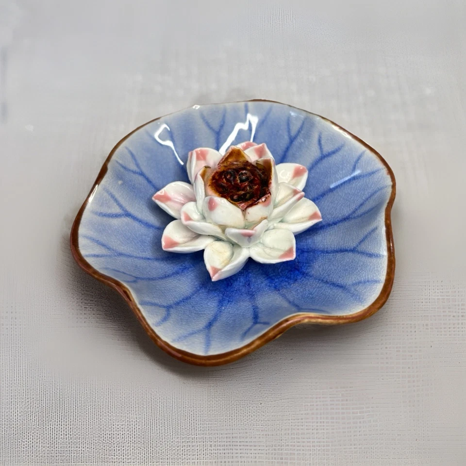 Porta-incenso azul e branco cerâmica flor feito à mão - Imagem 2 de 4