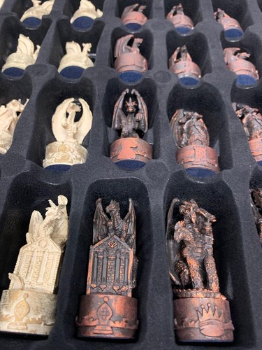 Dungeons & Dragons Limited Edition Chess Set Complete With Box - Picture 16 of 18