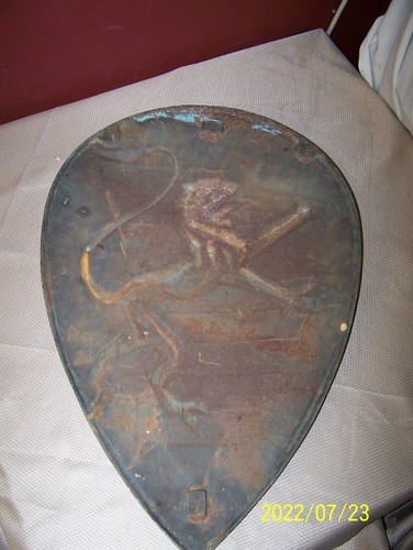 ANTIQUE CAST IRON SHIELD W/ RAMPANT LION ~ EMBOSSED / 3D ~ APPROX. 24"x17" - Picture 6 of 9