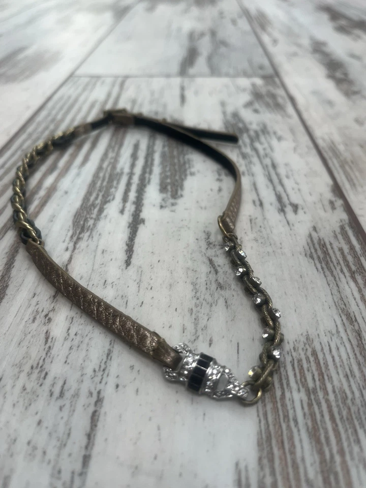 Collar con correa de cuero Chloe + Isabel - oro, pedrería, cadena de latón Foto 4 de 4