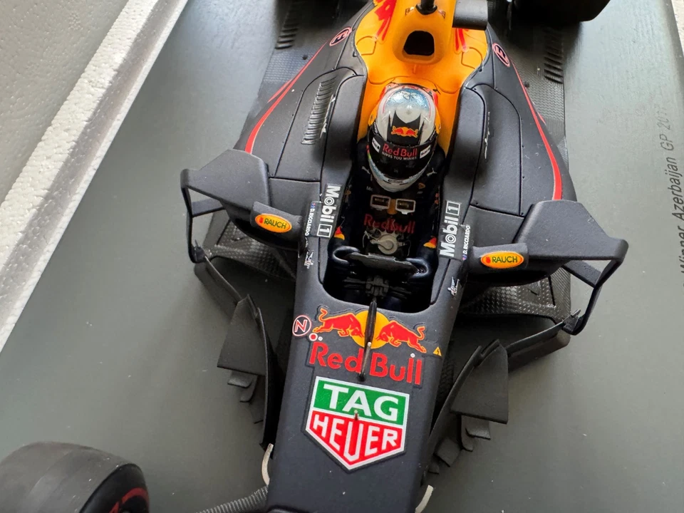 Spark Red Bull Racing RB13 No.3 Winner Azerbaijan GP 2017 Daniel Ricciardo 1/18 - Image 2 of 4