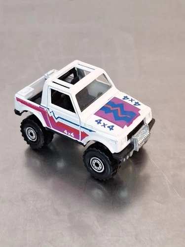 Vintage 1988 Hot Wheels Trailbusters Diecast 1/64 White Black Street Roader 4X4