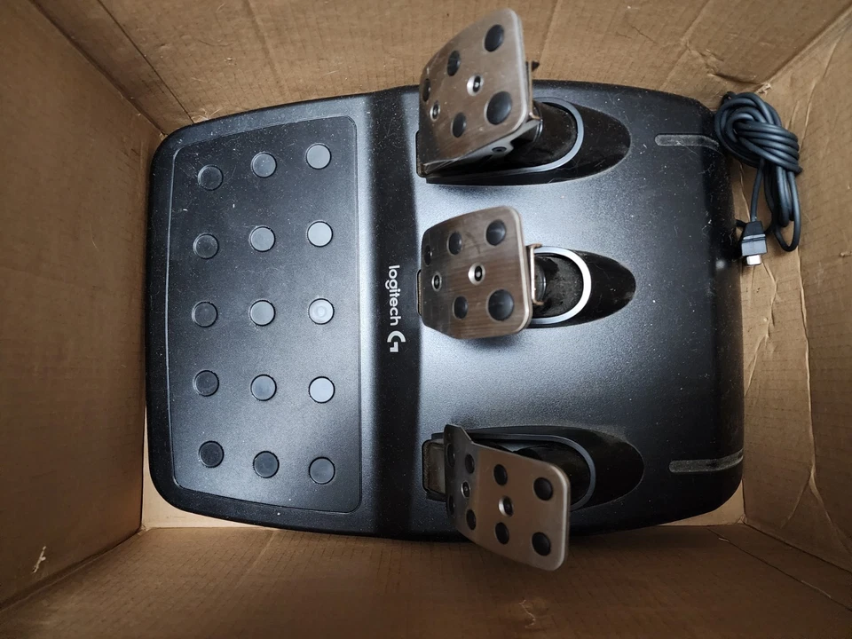 Roda de corrida Logitech G920 Driving Force - Preta (941-000121) - Imagem 2 de 4