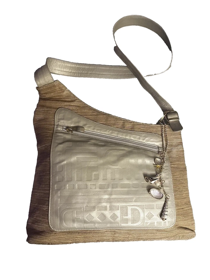 Bolso de hombro vintage Due Fratelli tostado con dije de concha marina | Cartera asimétrica Y2K Foto 2 de 4