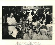 1984 Press Photo Joan Winkle with Effanbee dolls at Toys by Roy at Willowbrook.