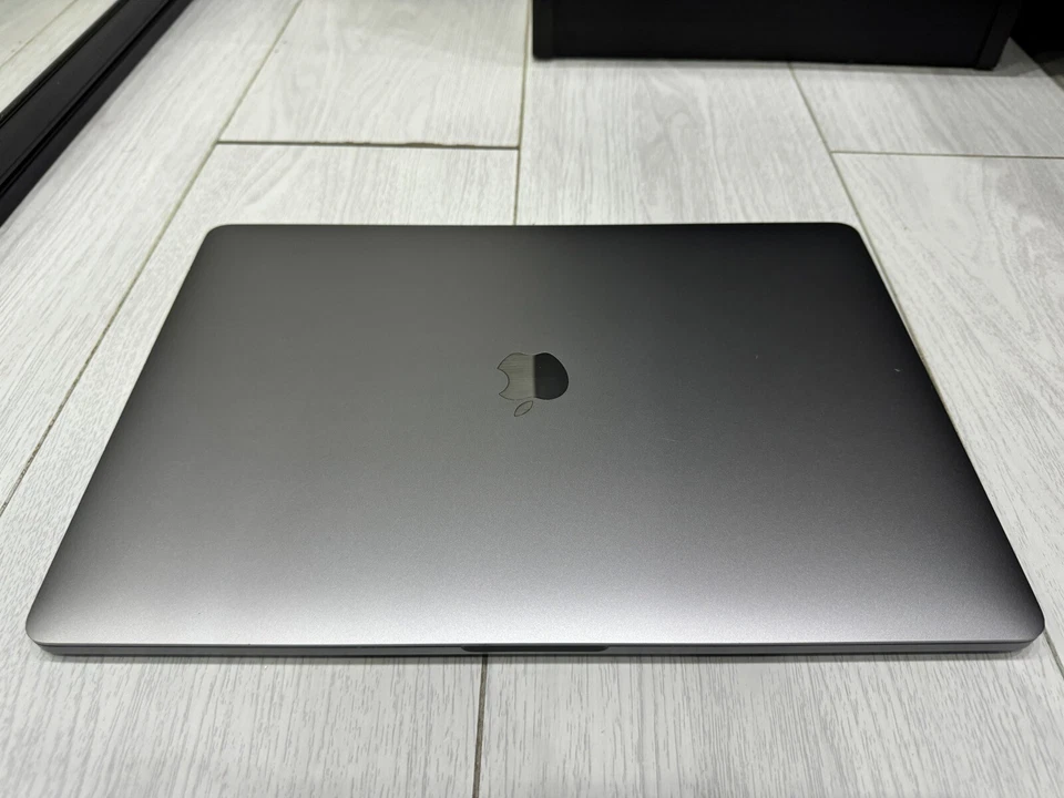 Apple MacBook Pro Retina 15.4” 2018 512GB SSD 32GB Ram 2.9GHz 6-Core i9 Pro 560X - Image 3 of 4