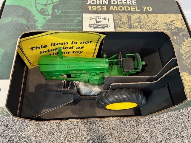 JOHN DEERE TRACTOR 1953 MODEL 70 NARROW FRONT 1/8 SCALE - ERTL W/ BOX FREE SHIP - Image 2 of 2