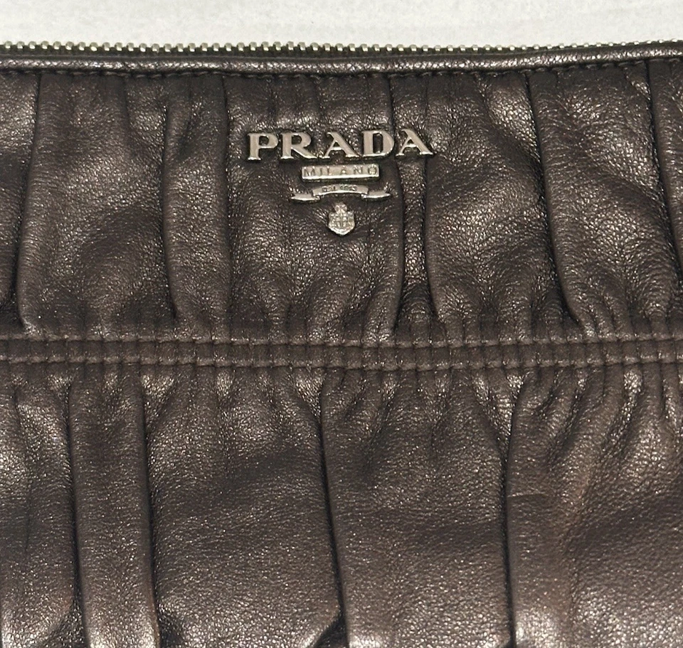 Bolsa con cremallera PRADA Nappa Gaufre’ Graphite Mordore’ Cert. de Auth. 1M1152 sin usar Foto 3 de 4