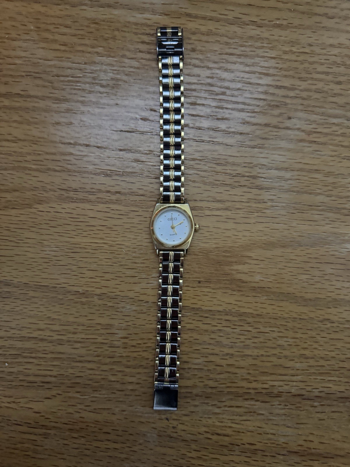 Gucci Luxury Watch for Men and Women - Stylish Designer Timepiece