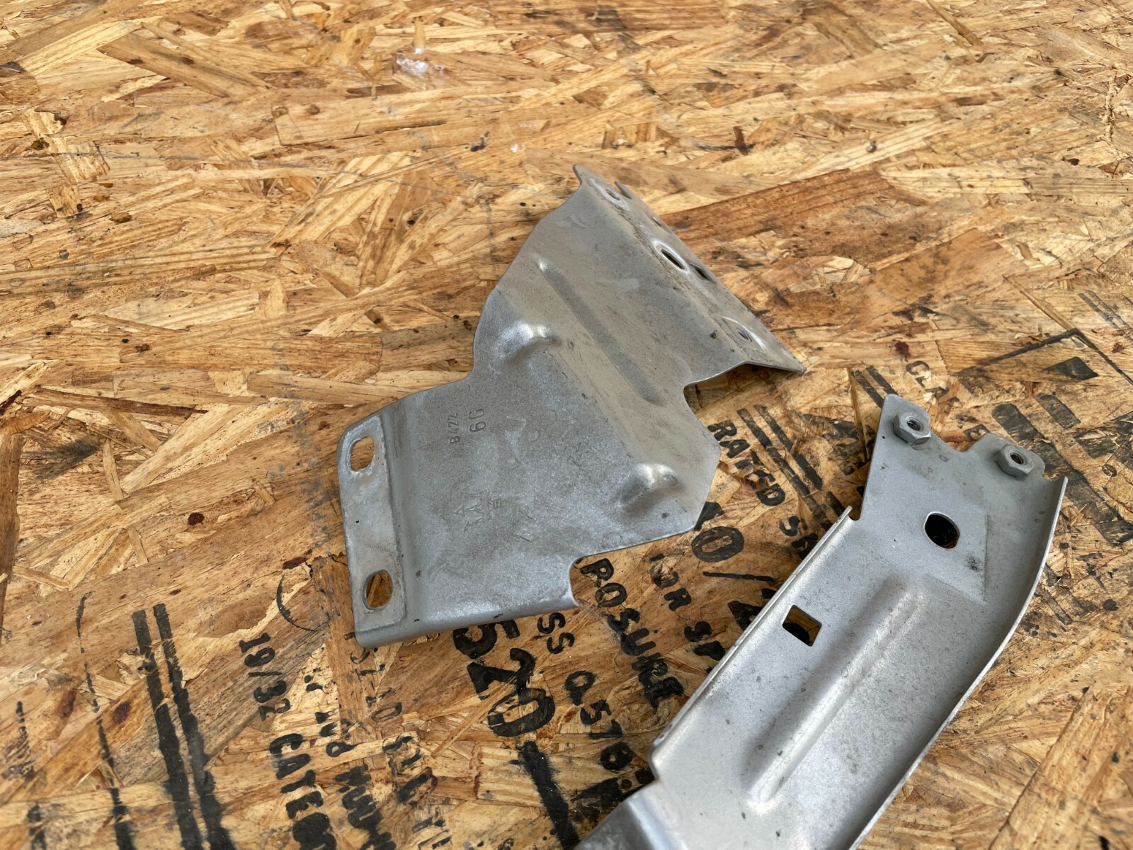 LEFT SIDE FENDER MOUNT BRACKET SET OEM M157 42K 14-19 MASERATI GHIBLI Q4 S