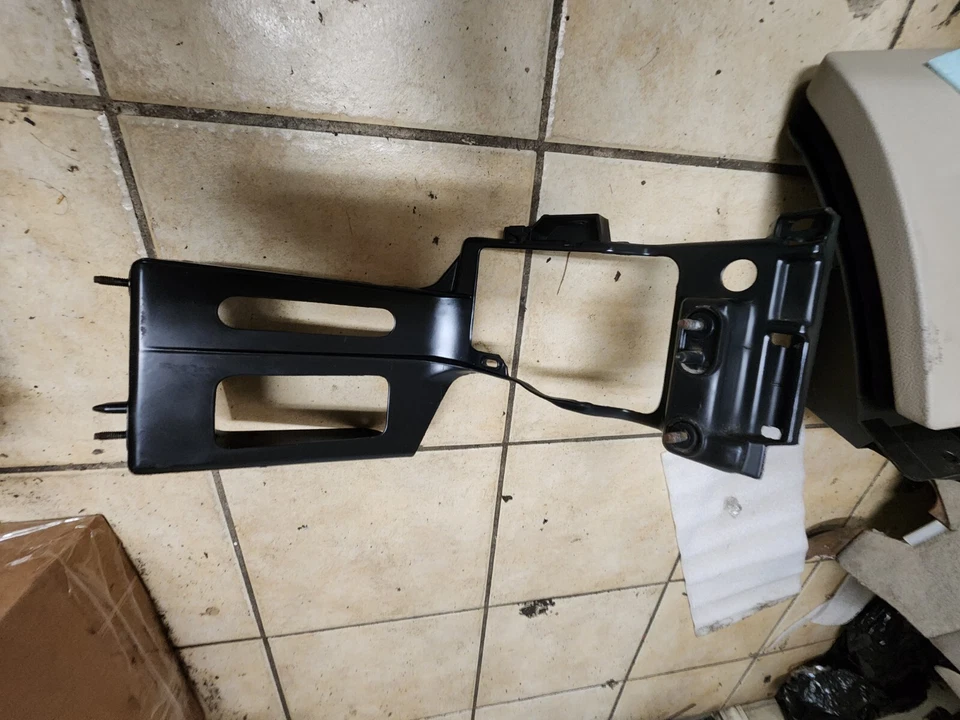 1999 2000 2001 2002 2003 2004 CADILLAC SEVILLE LEFT HEADLIGHT BRACKET - Image 2 of 2