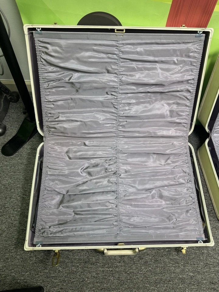 Taperlite Vintage White Luggage Set Three (3) Pieces, Lavender Inside - Image 3 of 4