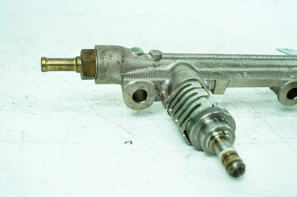 06-08 Lexus IS250 IS350 OEM Barra de válvula de presión de gasolina reguladora de combustible 1042 Foto 3 de 4