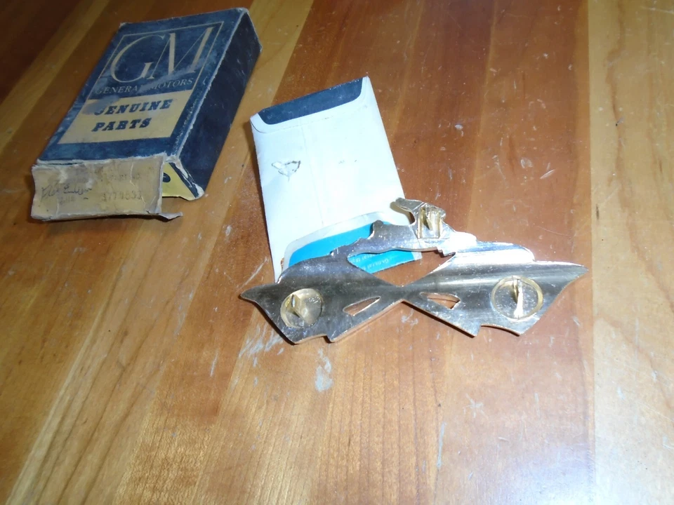 Chevrolet Impala 1960 1/4 moldeado emblema bandera nos GM 3774633 Foto 3 de 3