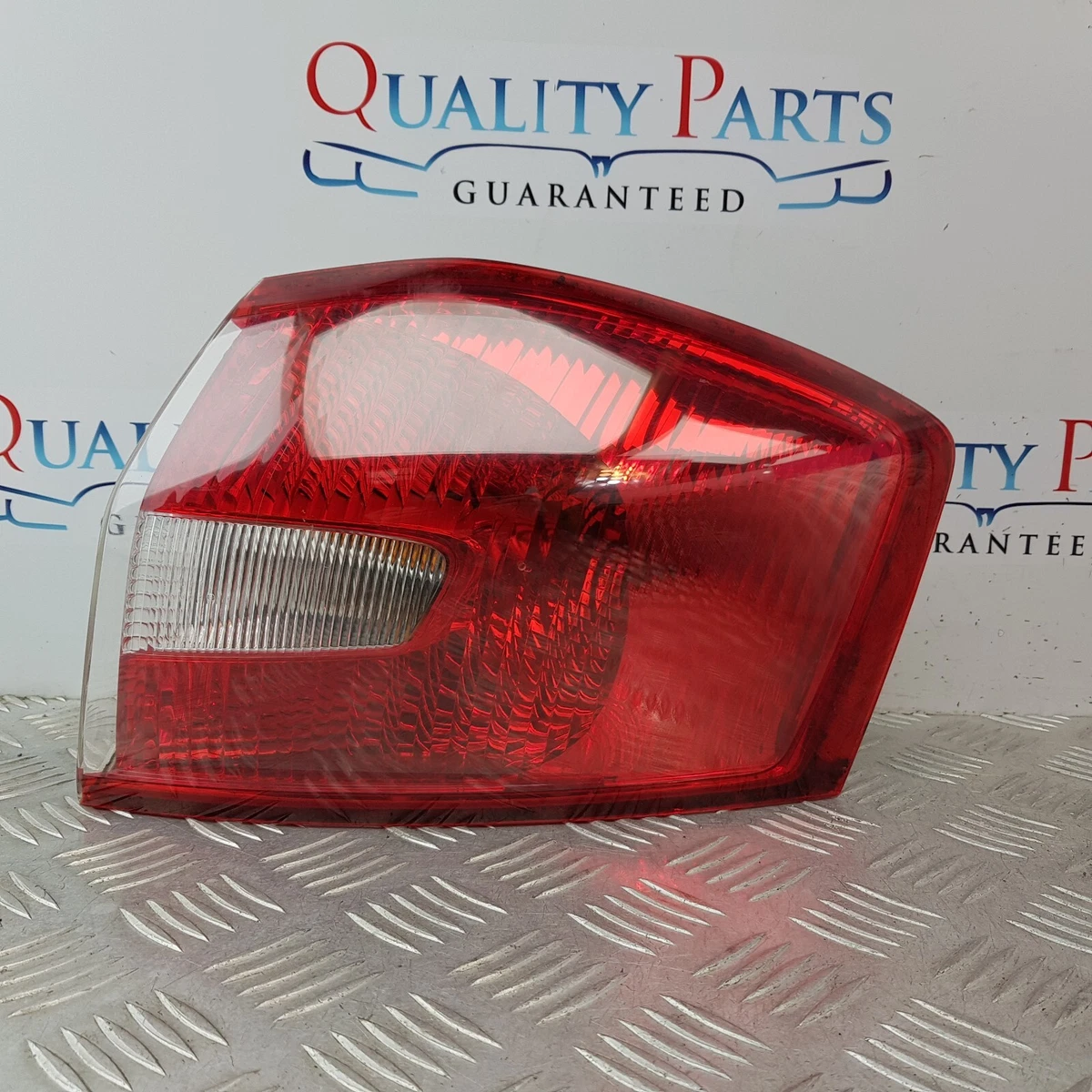 FORD KUGA MK1 TAIL LIGHT REAR OUTER RIGHT DRIVER SIDE 2011 8V41