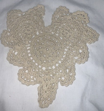 VTG HEART-SHAPED DOILY HAND CROCHETED BEIGE 8x8