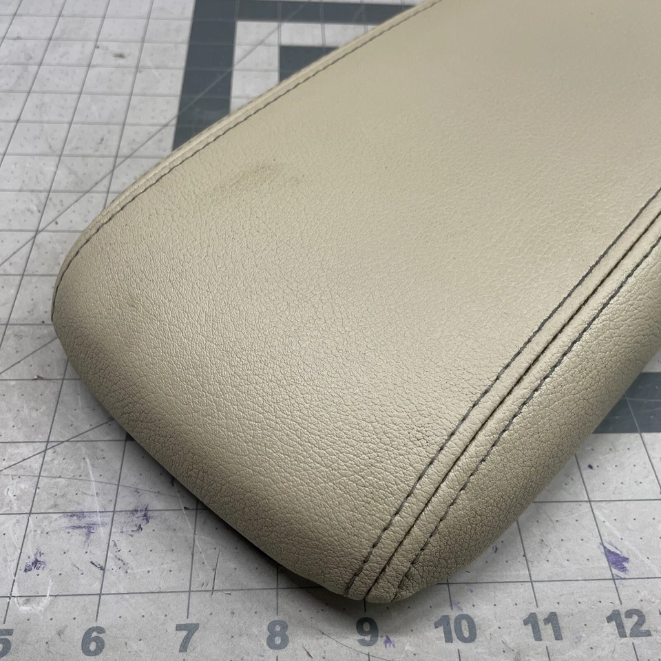 2002 2009 GMC Envoy Chevrolet Trailblazer console central tampa da porta apoio de braço TAN - Imagem 3 de 4