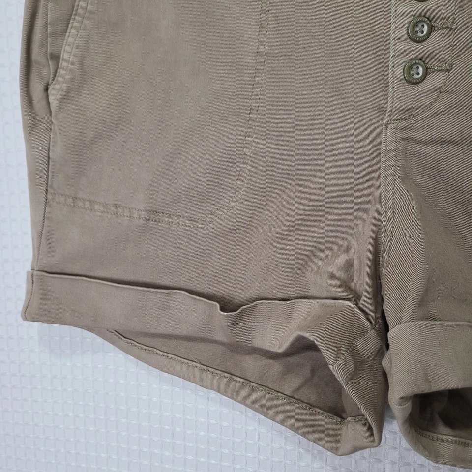 NWT Torrid Womens Sz 16 Beige 5 Button Chino Shorts Cuffed - Image 4 of 4
