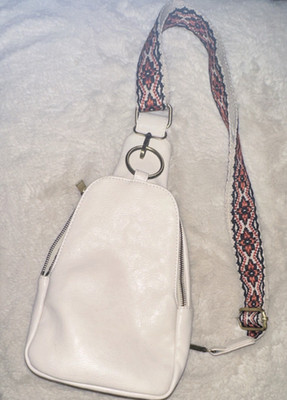 Moda Luxe White Shoulder Bag Patterned Adjustable Strap Zipper Gold Hardware
