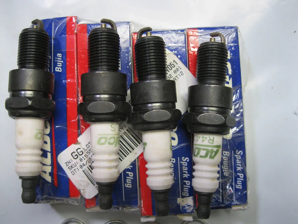4 Spark Plugs Conventional ACDelco R44XLS (4 pack) (box rough) Foto 2 de 4