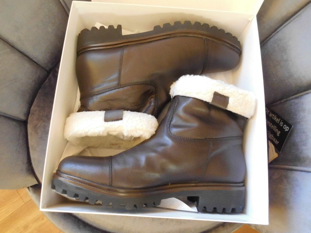 stylischer, neuwertiger Lammfellstiefel zum Krempeln, Gr. 40 in dunkelbraun stylischer, neuwertiger Lammfellstiefel zum Krempeln, Gr. 40 in dunkelbraun
