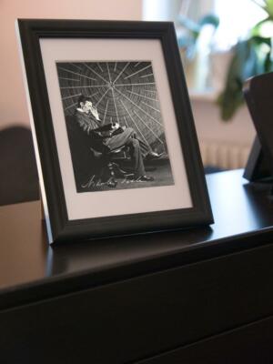 Repro-Autogramm - Nikola Tesla denkend - Gerahmt - Unternehmer - Erfinder