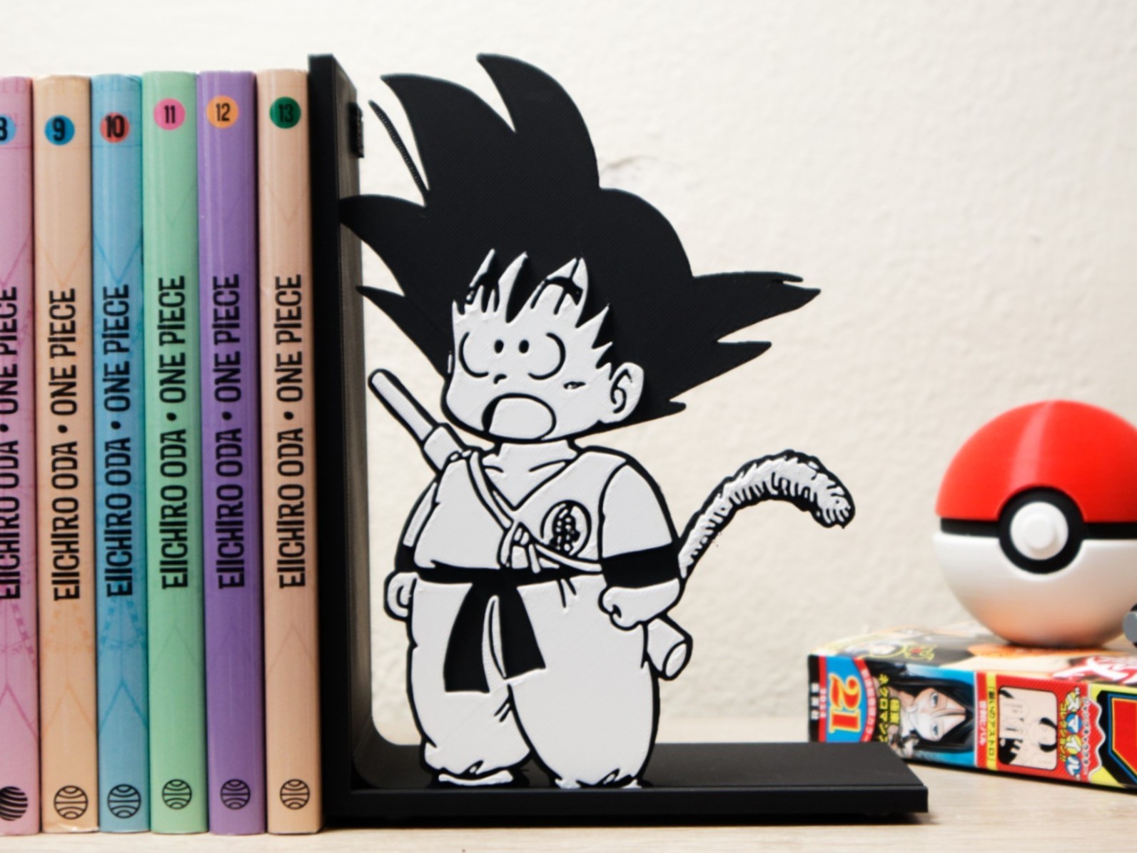 Serre-livre de l'enfant Son Goku émerveillé par votre collection de mangas |