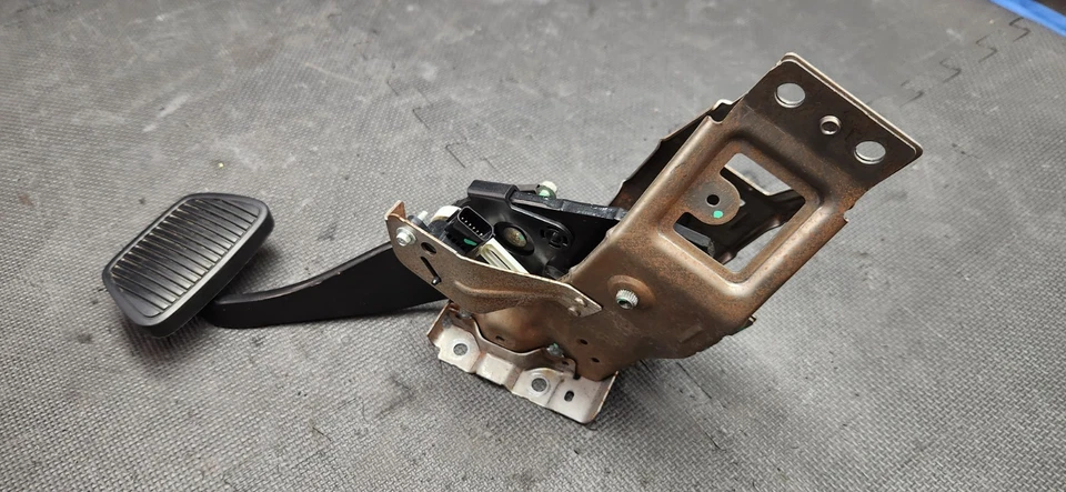 Chevrolet Camaro SS 2010-2015 conjunto de pedal de freno "automático" OEM Foto 4 de 4