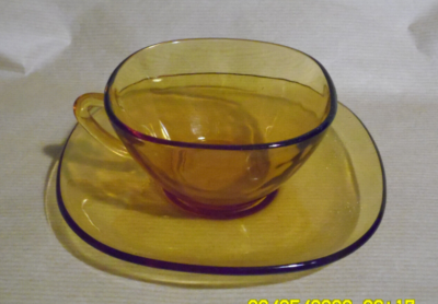 Lot De 5 Tasses Et Soucoupes En Verre Ambré Vereco (Duralex) France, Vintage, état Neuf