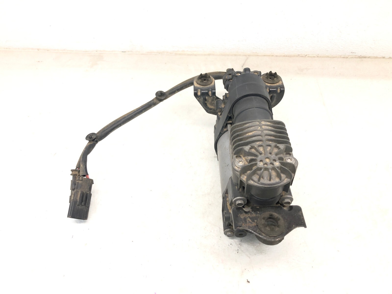 2017-2020 MASERATI LEVANTE 3.0L AIR SUSPENSION RIDE LEVELING COMPRESSOR OEM