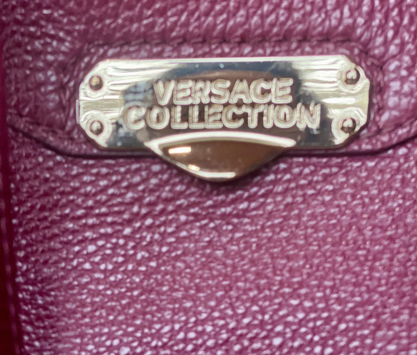 Borsa Chic in pelle a grana bordeaux grande collezione Versace con cerniere laterali