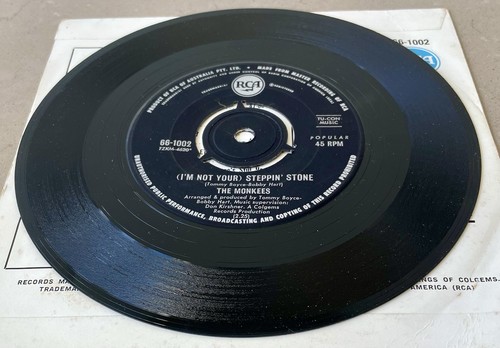 2 The Monkees 45s I'm A Believer, Steppin Stone, I Wanna Be Free & You May Be - Picture 4 of 5